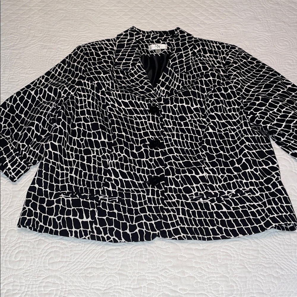 Studio Works Black & White Geometric Lined 3 Button 3/4 sleeve blazer. Size LP - Picture 5 of 13